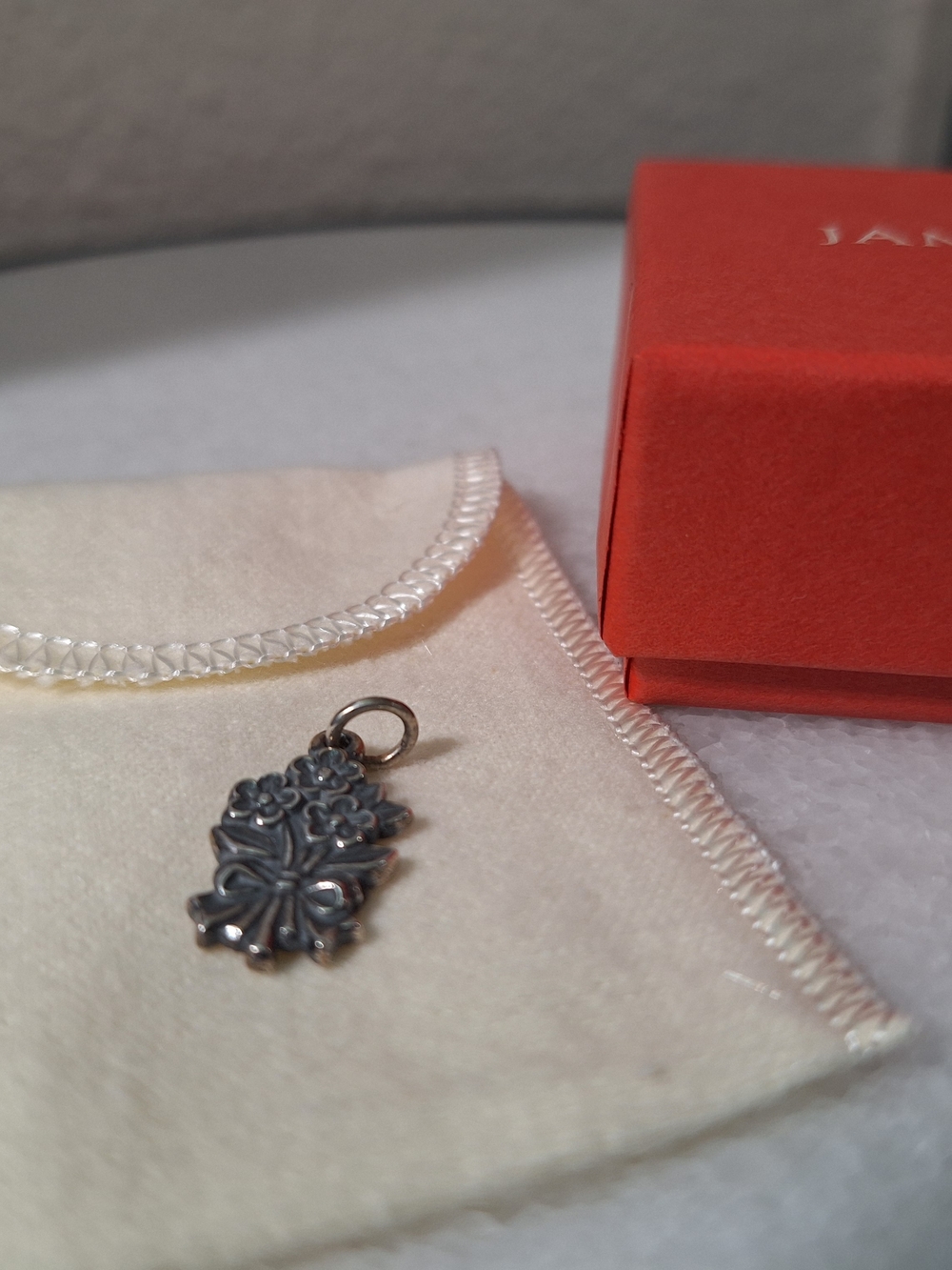 James Avery Silver Bouquet Of Flowers Charm (New With Box) - Picture 5 of 8
